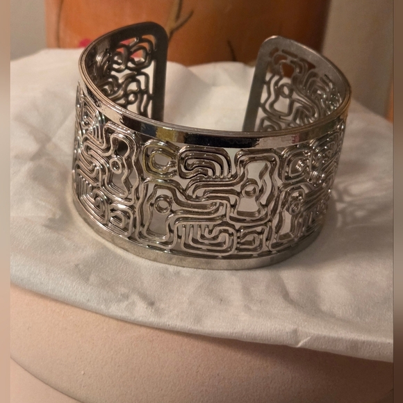 Elegant Silver Tone Cuff Bracelet - Picture 1 of 2